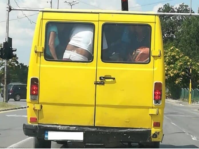 Претъпкан микробус