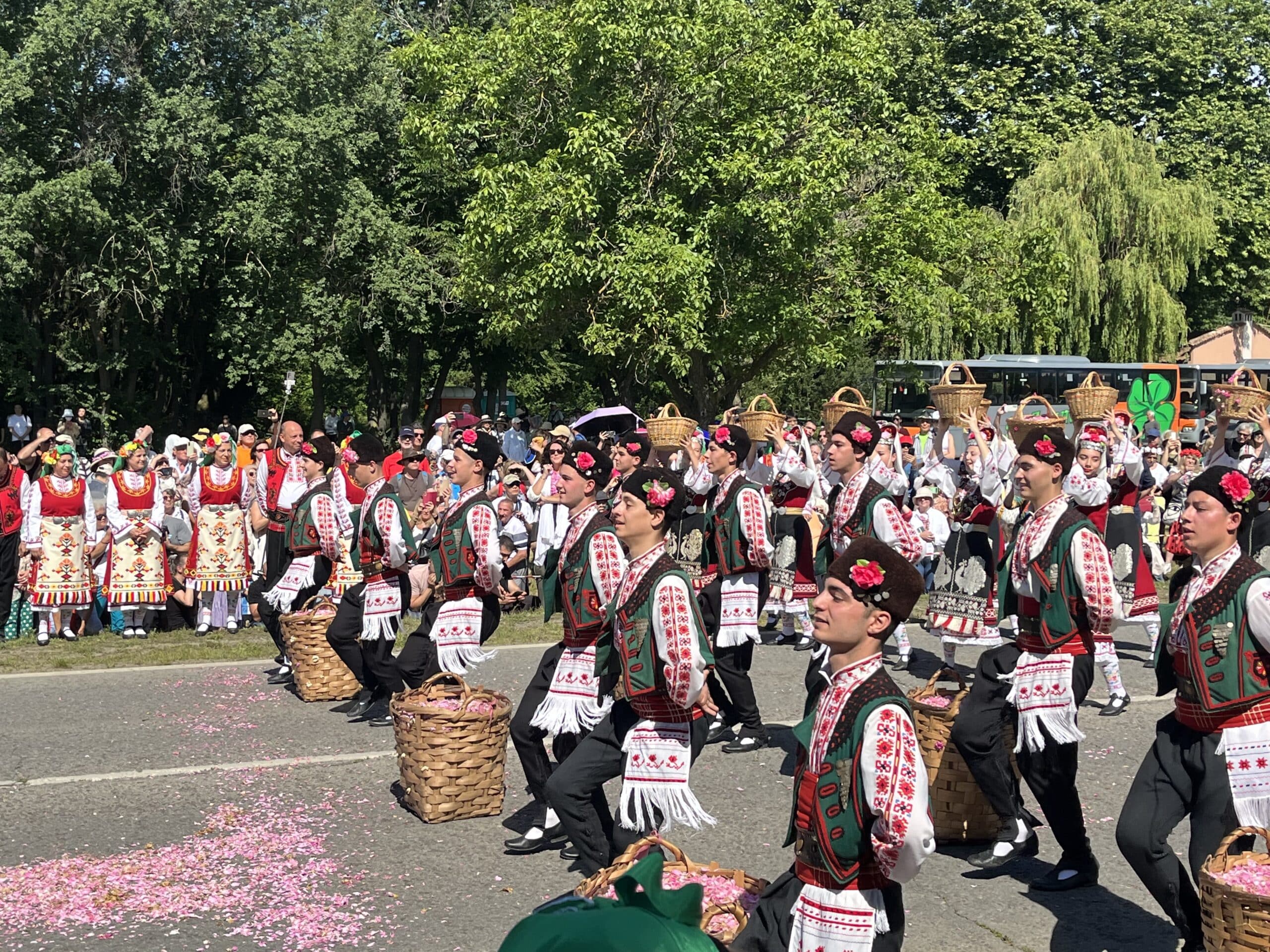 Над 2000 деца и ученици участваха в шествието по случай