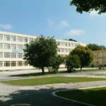 Сградата на училището