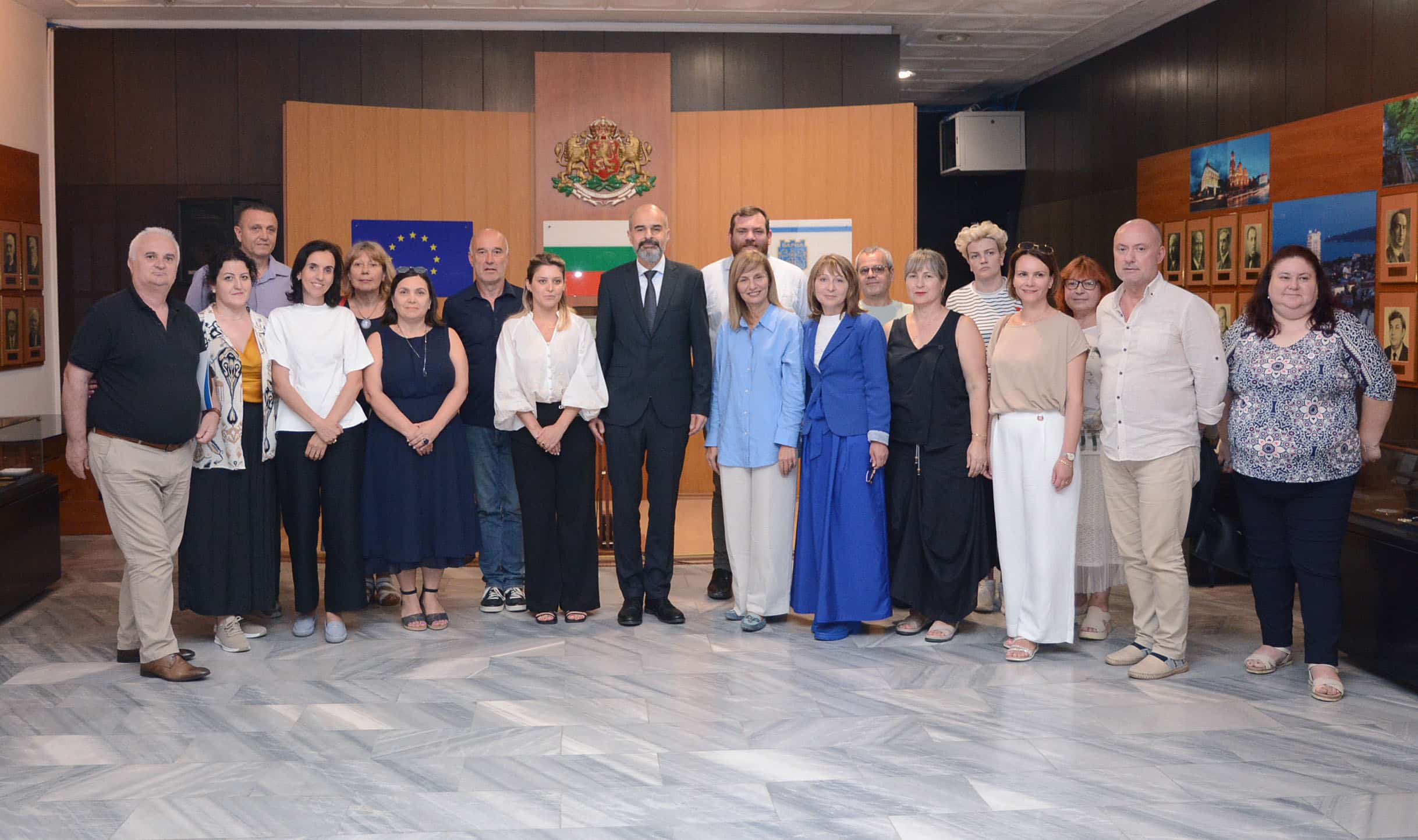 Заместник кметът Павел Попов заедно с експерти от дирекция Социални дейности