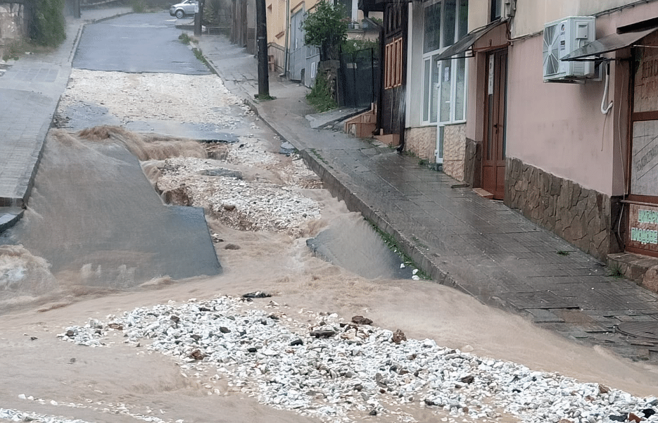 Сериозни щети върху инфраструктурата е нанесъл дъждът който падна тази