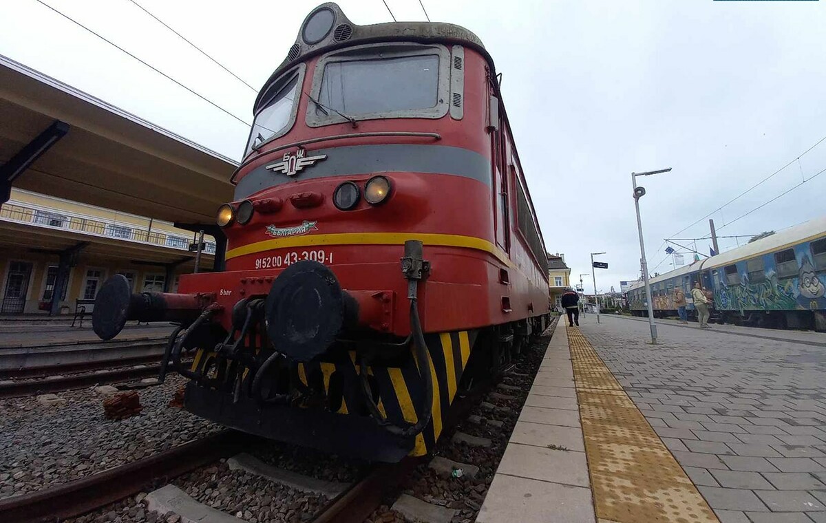 Мъж е загинал след като е бил блъснат от пътнически