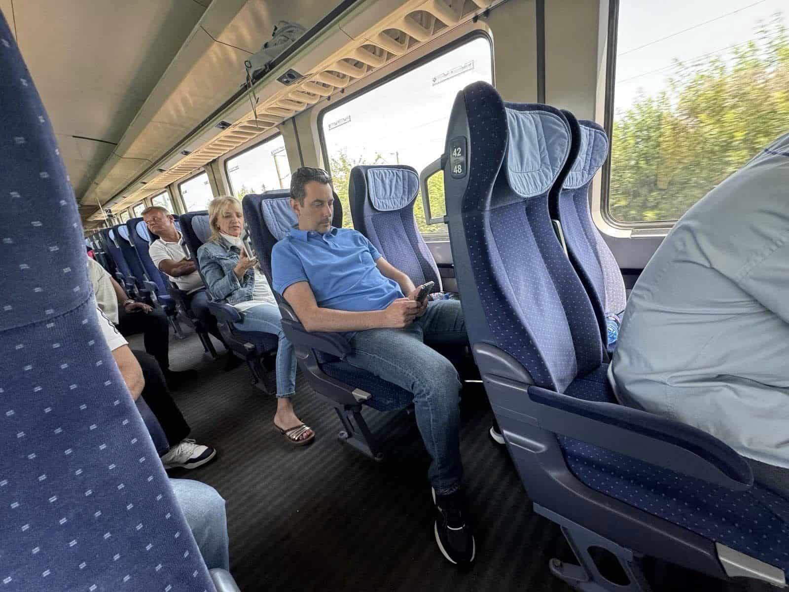 Във всяка от определените за спиране гари пристигахме с предварение