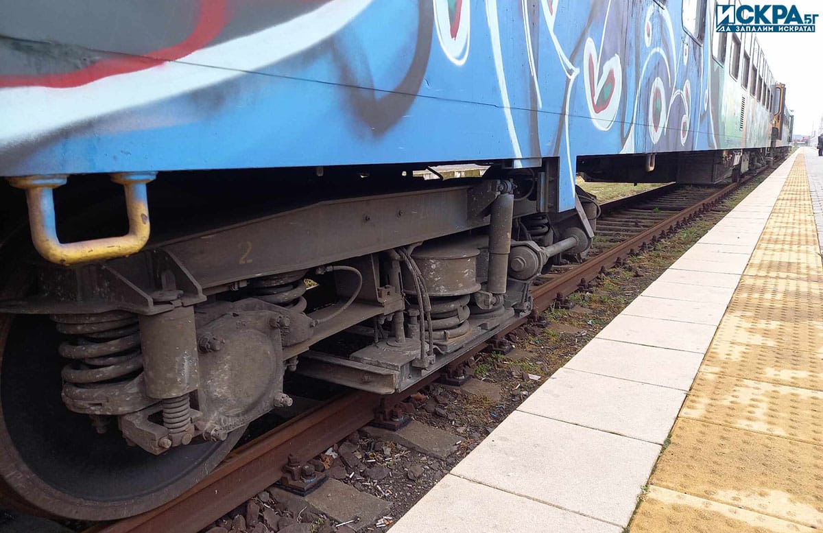 Локомотив е осъмнал с разбито предно стъкло и срязана спирачната