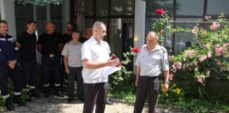 Връчване на плакета на главен инспектор Бечо Пойдовски