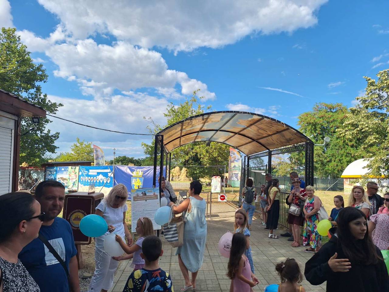 Десетки бургазлии и туристи чакат да разгледат Фестивала на пясъчните