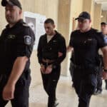 Конвоиране на Омар Аднан в съдебната зала в Бургас