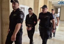 Конвоиране на Омар Аднан в съдебната зала в Бургас