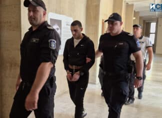 Конвоиране на Омар Аднан в съдебната зала в Бургас