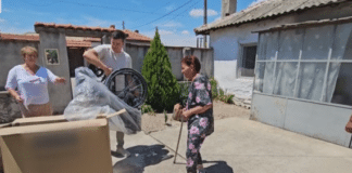 Димитър Иванов от първомайското село Бяла река помаха на възрастни хора