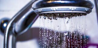 Душ слушалка, от която тече вода