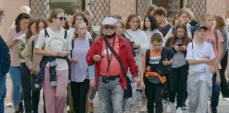 Екскурзовод, туристи