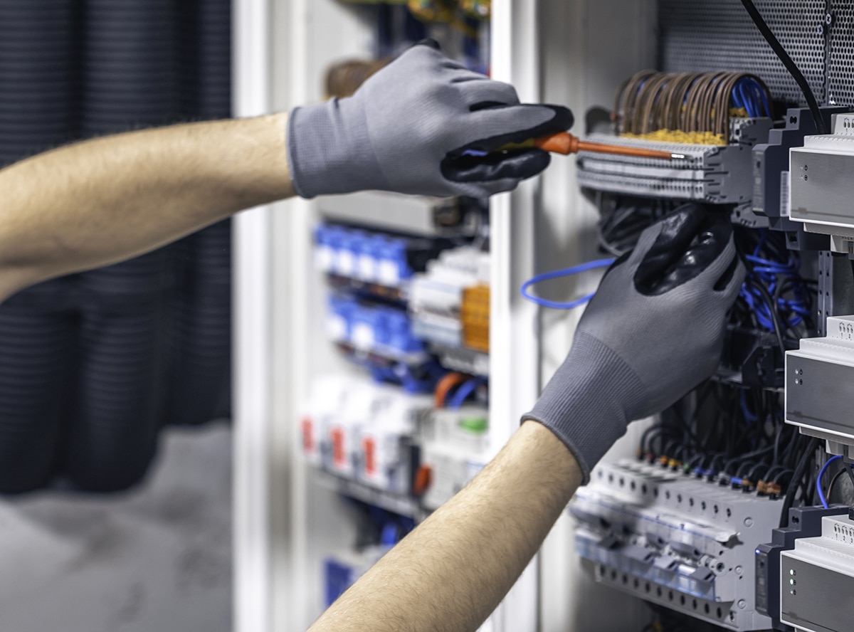 39 годишен техник e загинал от токов удар докато е отстранявал