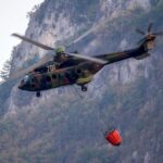 Хеликоптер гаси горски пожар от въздуха