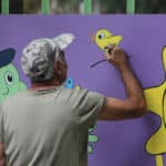 Художник рисува по оградата на ДГ "Слънце" в Бургас