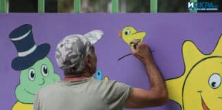 Художник рисува по оградата на ДГ "Слънце" в Бургас