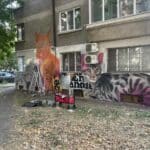 Художници рисуват графити на блок в Бургас Сан Стефано (2)