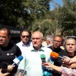 Калин Стоянов и Димитър Главчев дават брифинг за два френски самолета, пожара