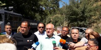 Калин Стоянов и Димитър Главчев дават брифинг за два френски самолета, пожара