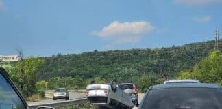 Автомобил се обърна по таван в катастрофа край Велико Търново на присовските завои