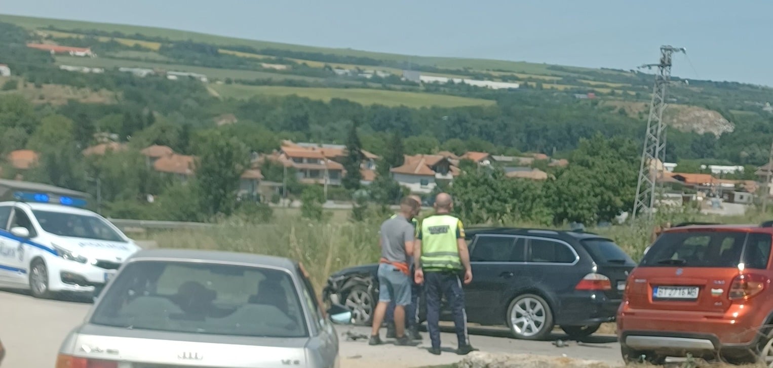 Зрелищна катастрофа е станала във Великотърновско този следобед
Това съобщиха в