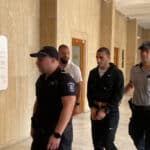 Конвоиране на Омар Аднан в съдебната зала в Бургас