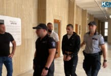 Конвоиране на Омар Аднан в съдебната зала в Бургас