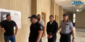 Конвоиране на Омар Аднан в съдебната зала в Бургас
