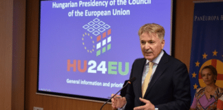 Министър д-р Петко Николов по време на представянето на данните