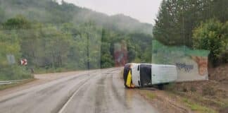 Обърнат микробус край Кавлак