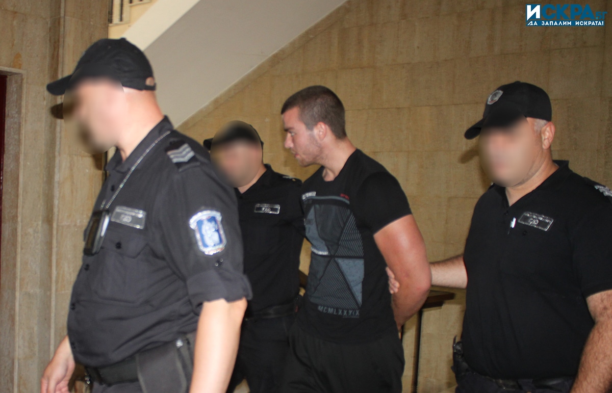 Полицаят Христо Петров който работи и като охранител към Делта