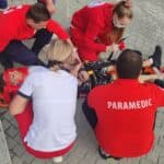 Парамедици, които оказват помощ на пострадал човек