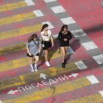 Момичета пресичат улица на пешеходна пътека в Бургас