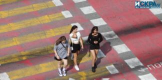 Момичета пресичат улица на пешеходна пътека в Бургас