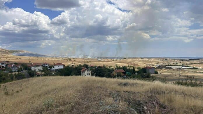 Пожар на тревиста местност край кв. "Банево" в Бургас