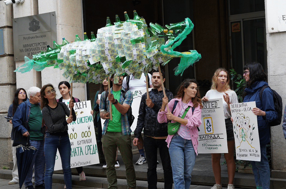 Доброволци на екологично сдружение За Земята се събраха пред Министерството