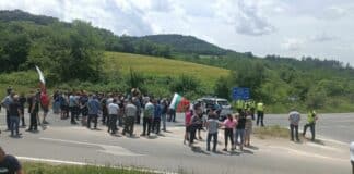 Животновъди протестиращи на Подбалканския път между Карлово и Казанлък