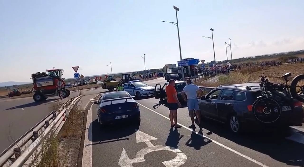 Протест на лозари и винаги блокира движението край Поморие За