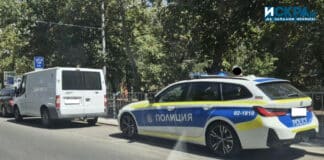 Проверка на булевард "Демокрация" в Бургас. Спрян е бус и кола