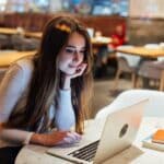 Работеща студентка с лаптоп