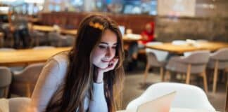 Работеща студентка с лаптоп