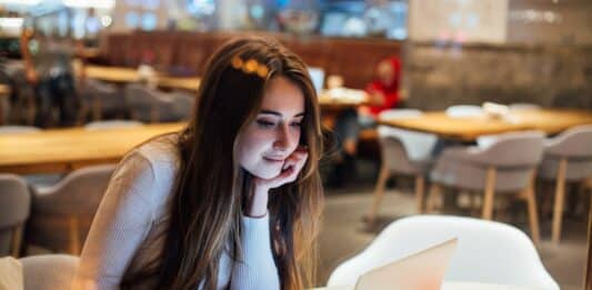 Работеща студентка с лаптоп