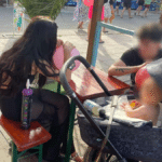 Родители дишат райски газ от балон пред своето бебе