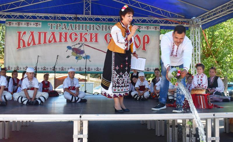 С жива картина на капанския бит и вихрени танци на