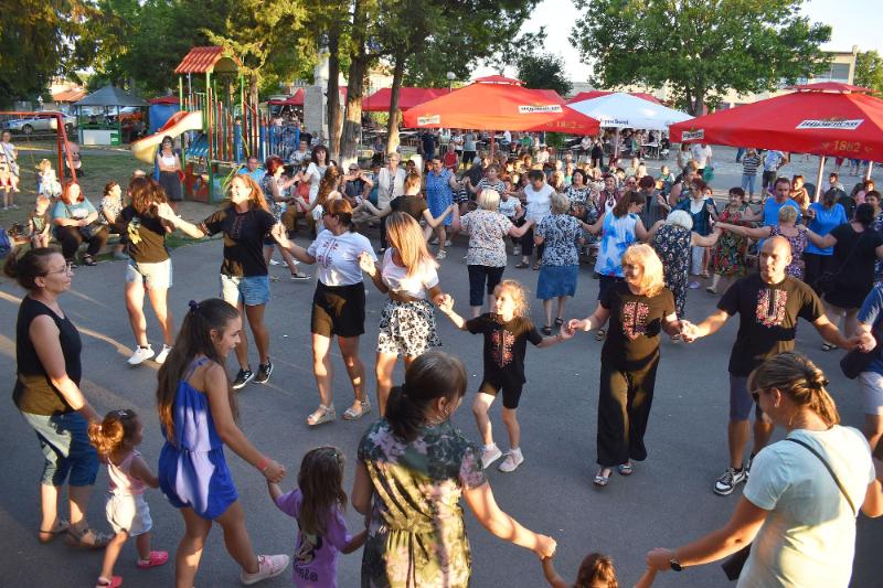 С концерт на фолклорната певица Надя Казакова и няколко реда