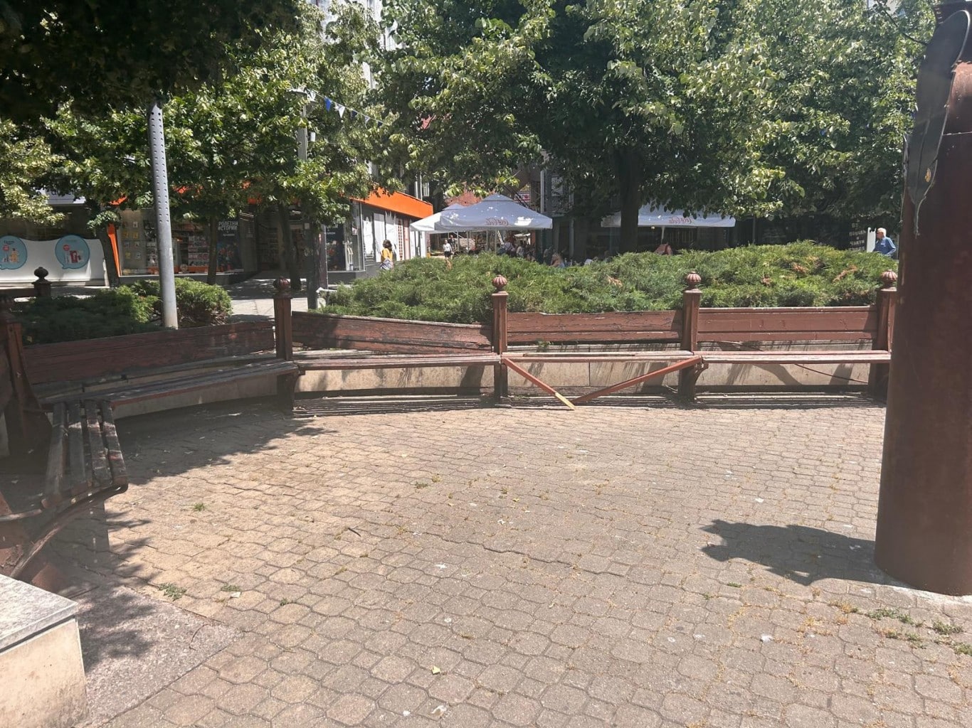 Днес бяха демонтирани в градинката пред сградата на Община Бургас