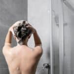 Жена се къпе с топла вода от душ