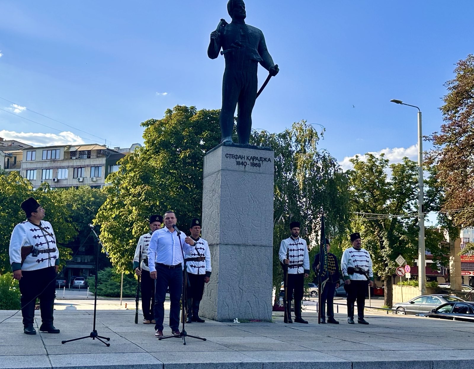 Пред паметника на Стефан Караджа до Градските хали в Русе