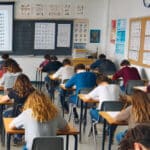 Ученици в класна стая полагат изпит по математика