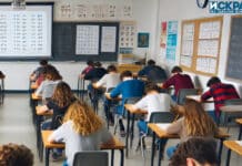 Ученици в класна стая полагат изпит по математика